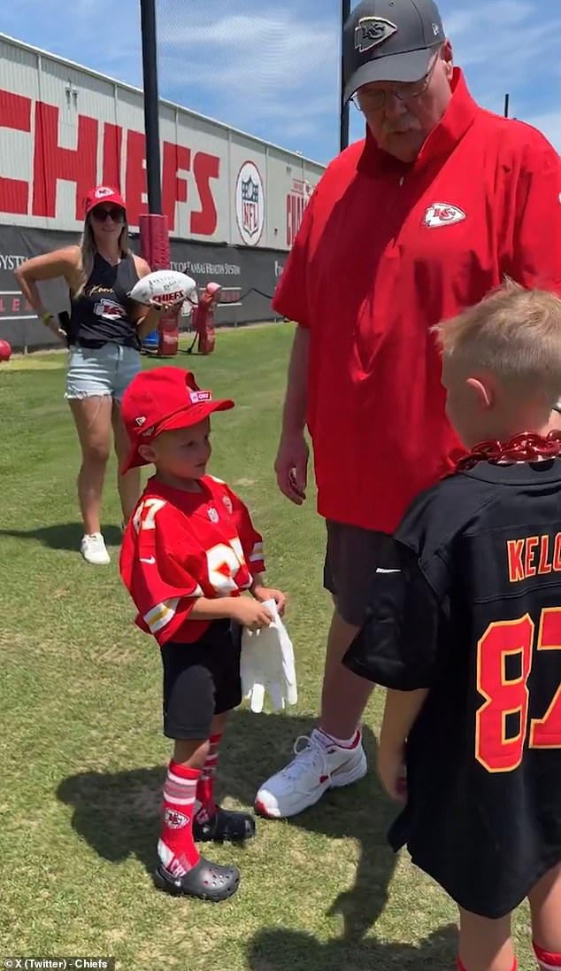 1718249865 894 Adorable moment Travis Kelce and Patrick Mahomes make young cancer