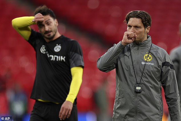 Hummels (L) publicly criticized his manager's (R) tactics before the final at Wembley