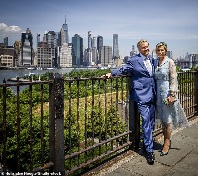 The couple also posed against the iconic backdrop of the Hudson River and the impressive New York skyline