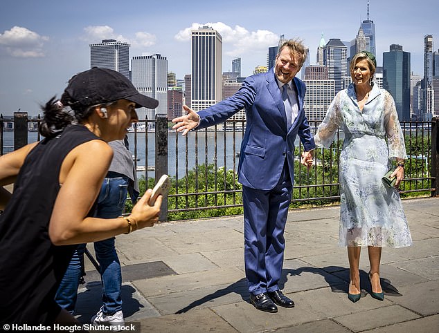 Willem-Alexander and Maxima dodged runners along the Promenade for a quick photo by the river