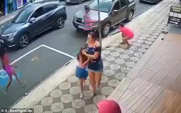 The child and her mother were visibly shaken after a stranger abruptly attacked her on a Brazilian street