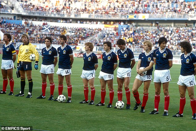 Strachan (fifth from left) and Hansen (second from right) played together for Scotland and have remained good friends ever since