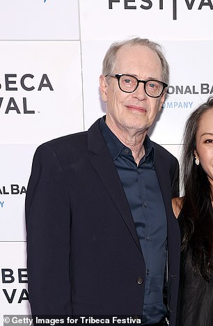 Steve Buscemi – who both played Tony Blundetto and directed four episodes of the show – hit the red carpet with Karen Ho, opting for a black suit with no tie, black glasses and black shoes.