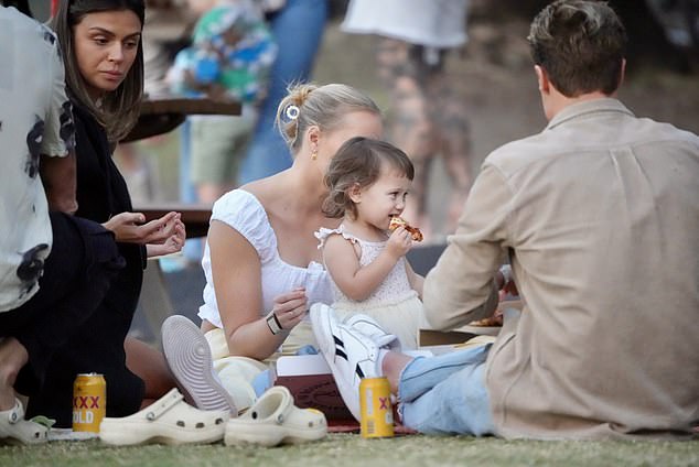 The couple stopped to chat while Posy enjoyed her pizza