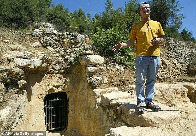 A team led by British archaeologist Shimon Gibson excavated the cave and found 250,000 small jug shards that may have been used in purification rituals