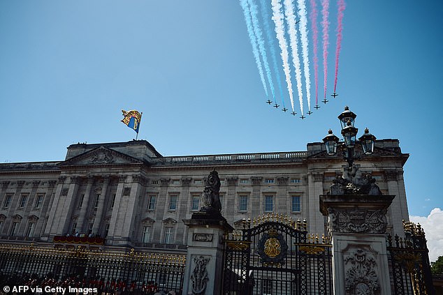 Fortunately, the sky was clear as the 10 formations took turns flying through the Mall