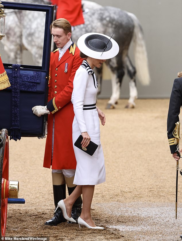The monochrome look, completed with Jimmy Choo heels (€650), a Mulberry clutch (€495) and Cassandra Goad pearl earrings (€5,620), was not only an elegant tribute to homegrown British brands, but also a masterclass in sustainable fashion
