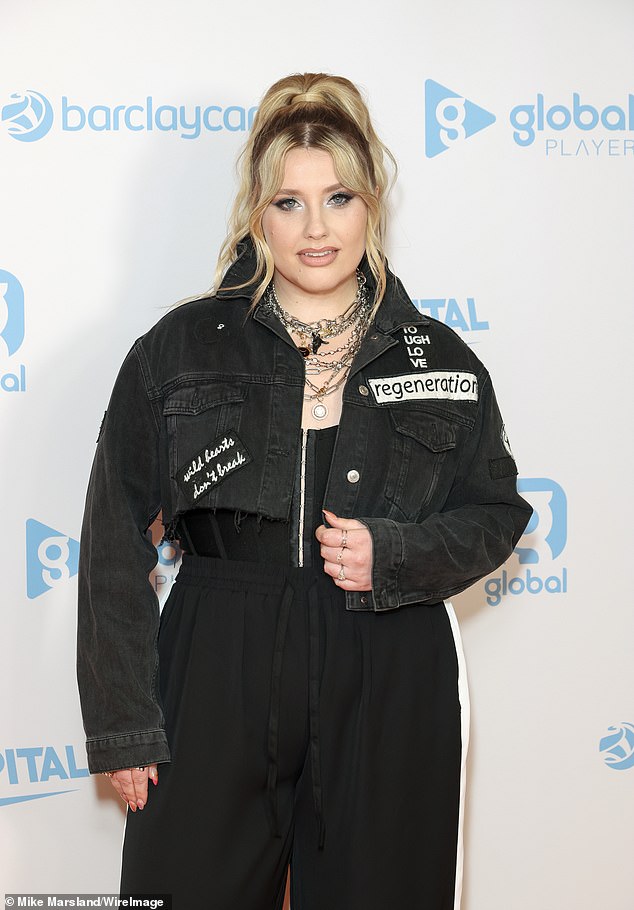 Ella started the evening with her songs and posed for a few backstage photos before taking to the stage