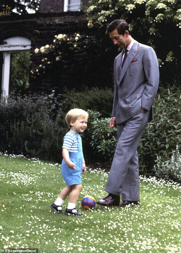 The Prince of Wales shared a photo (photo) of himself playing football with the King to mark Father's Day