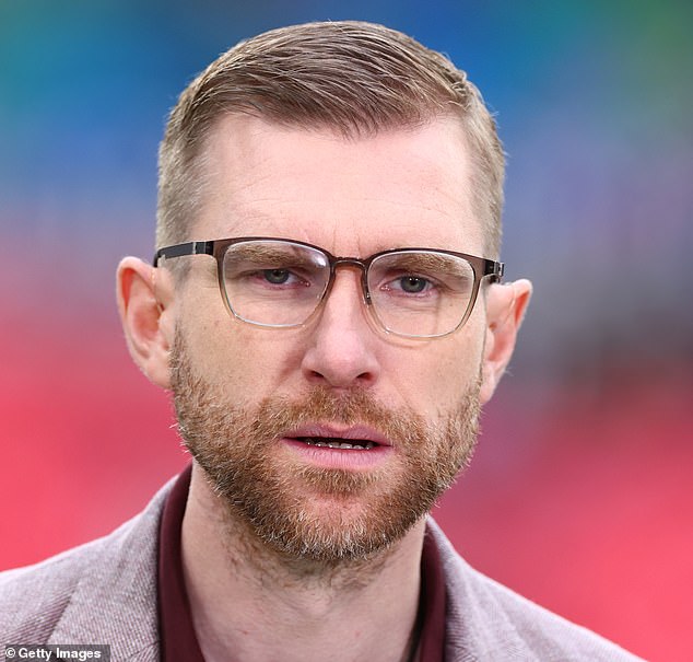 Per Mertesacker criticized a 'very weak performance by the English' in the German press