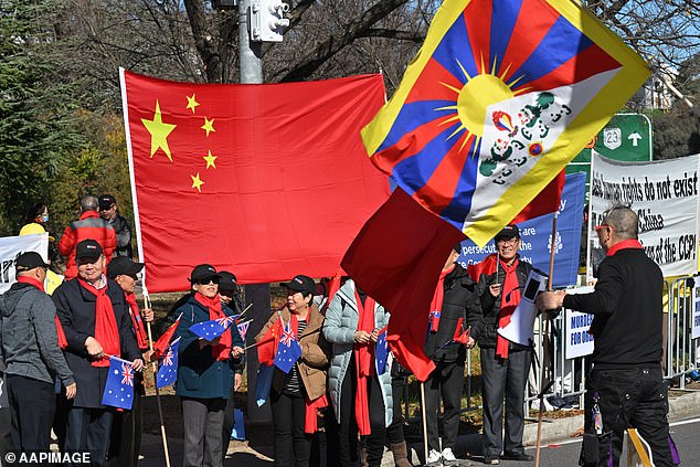 Some protesters carried huge flags uniting the Chinese and Australian flags, while Tibetan sympathizers struggled to keep their banners aloft