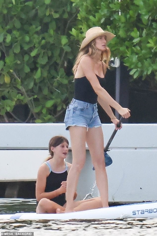 Gisele showed off her summer eye for style in a black crew-neck tank top, jeans and a wide-brimmed straw hat that rested on her golden locks.
