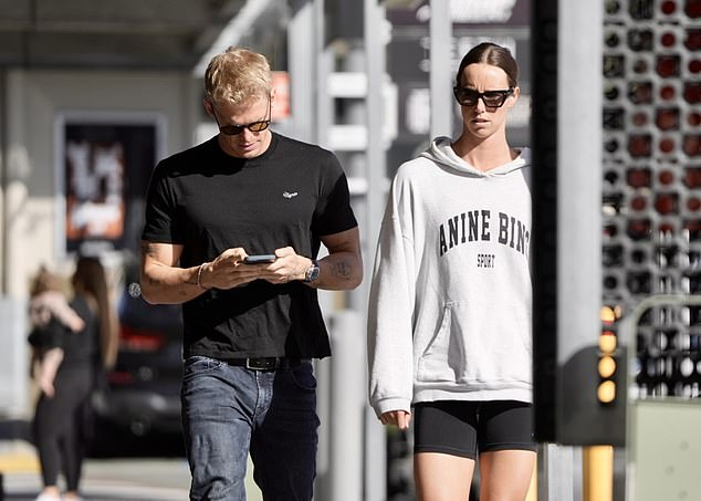 Cody, 27, wore jeans and a black T-shirt, while Emma, ​​30, wore an off-white Annie Bing hoodie and black cycling shorts