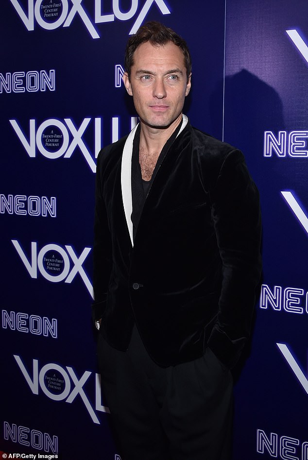 Jude is known to like to wear a relaxed style suit, which he dresses with the low white T-shirt, which was more popular in the 1990s, and with sleek scarves (photo 2018)