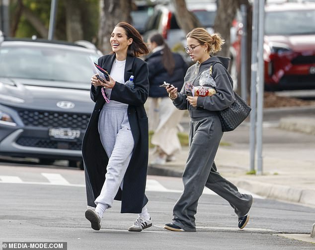 Eve, who is on her way to becoming a successful influencer, wore dark gray loose-fitting sweatpants and a matching cropped zip-up hoodie