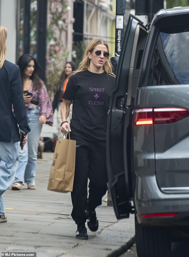 She also showed off her incredibly toned arms as she got into her car with groceries