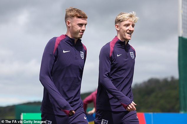 There have been calls for Cole Palmer (L) or Anthony Gordon (R) to replace Foden