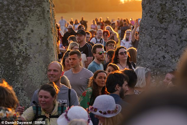 Hundreds of sun worshipers enjoyed a balmy evening at Stonehenge to mark the solstice