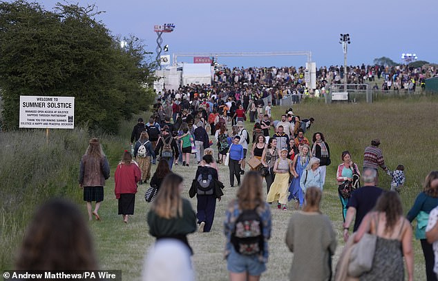 Hundreds of sun worshipers walk together to Stonehenge