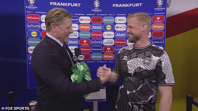 Kasper gave his father his competition shirt after the heartwarming moment