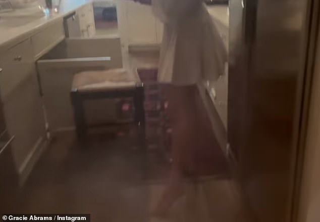 1718990548 552 Taylor Swift wields fire extinguisher as she bravely puts out