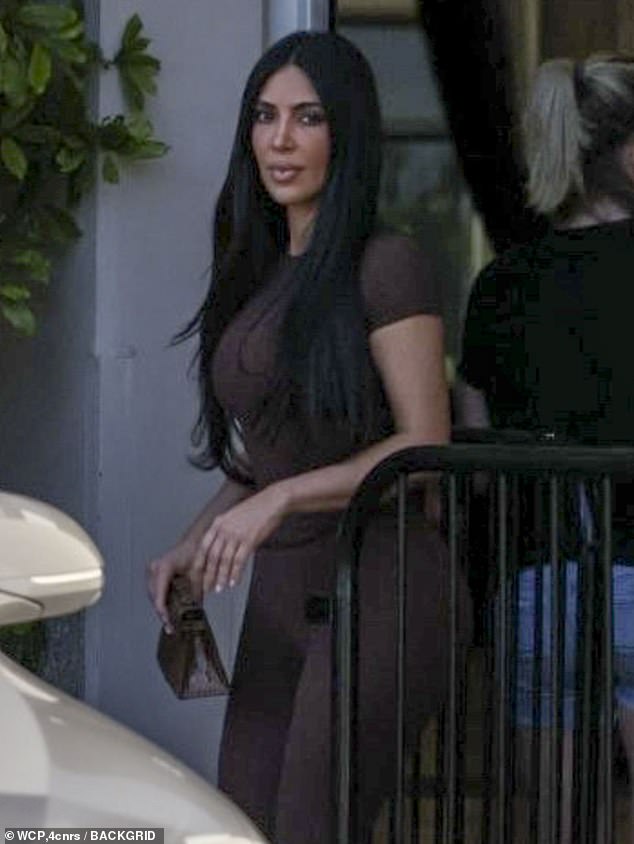 Kim Kardashian Goes BACK To Her Natural Dark Brown Locks As She ...