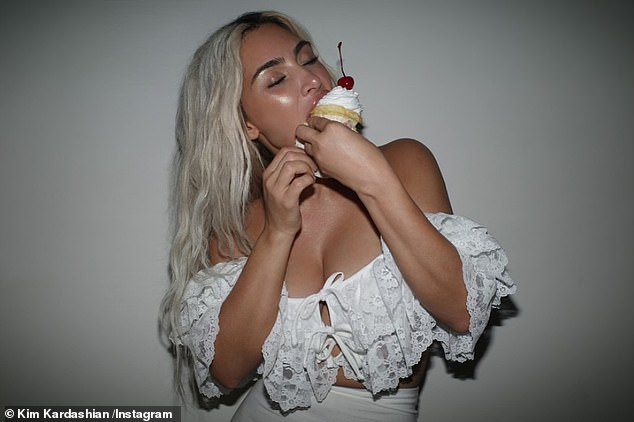 While the beauty was seen sporting darker locks during her latest outing, the SKIMS founder still sported her platinum locks in an Instagram post also uploaded on Friday