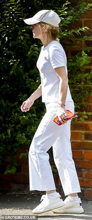Geri turned heads in a casual white T-shirt and matching jeans