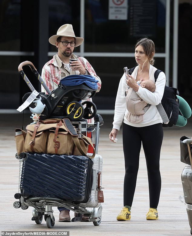The photos show Aly with little Jack in a cozy baby carrier, so that the child walks comfortably and safely through the terminal.