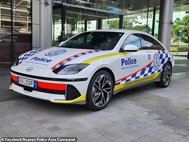 The sedan, on loan from the manufacturer, will be used by officers in their daily activities and can be seen on the streets with the license plates 'EV COP' (photo)