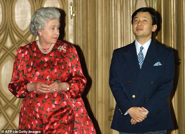 Queen Elizabeth escorts Naruhito through the Great Hall at Windsor Castle in 2001