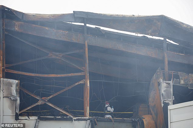 The building was completely destroyed by the enormous fire, which the fire brigade had difficulty extinguishing