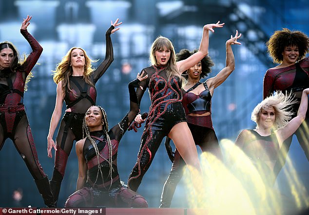 Taylor Swift pictured with her backup dancers