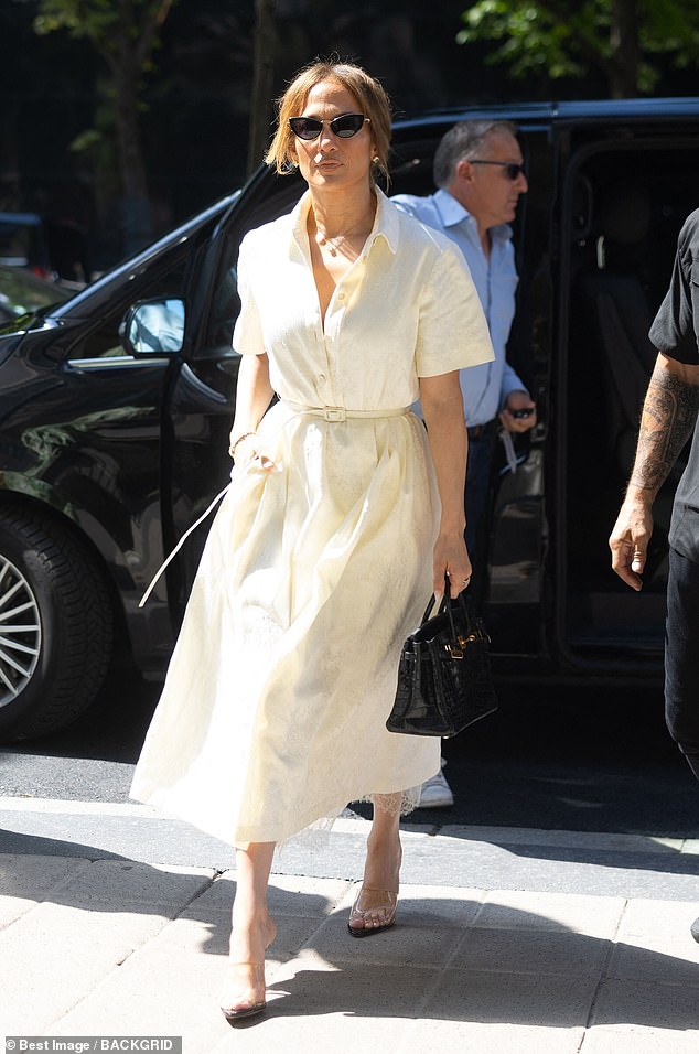 The 54-year-old singer embraced the warm summer weather as she donned a light yellow short-sleeved midi dress