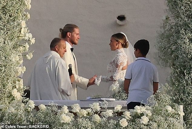 Accompanied by her father, Diletta walked down the aisle to All of Me by John Legend