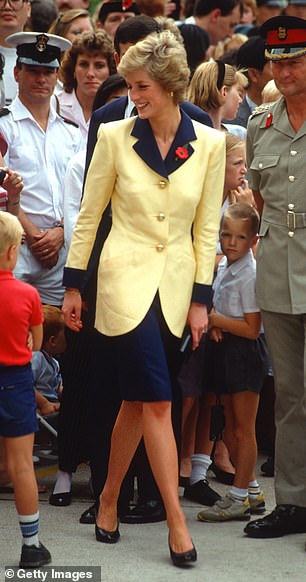 Photo: Princess Diana, wearing a yellow and navy blue suit with gold buttons designed by Catherine Walker and a poppy, visits Has Tamar, a coastal base of the British Armed Forces in Hong Kong, on November 8, 1989 in Hong Kong, China