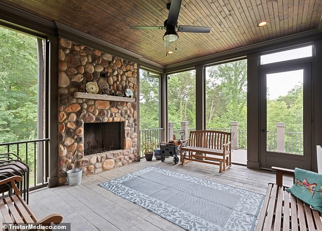 On the enclosed veranda you will find a second fireplace