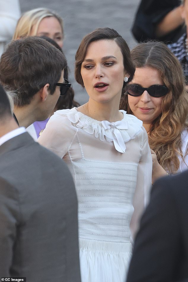 Keira kept her makeup to a minimum and created a subtle smokey eye