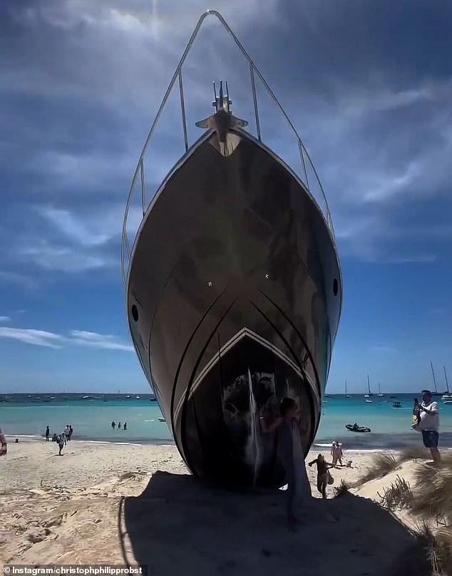 On June 24, the Council of Formentera gave the owner of the stranded ship 48 hours to remove from the yacht all harmful materials that could endanger the natural environment.