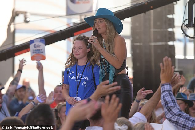 Her superfan Payton – an 11-year-old who suffers from cystic fibrosis and was so inspired by her idol that she started a band – was called on stage and hugged by the country star who delivered incredible news.