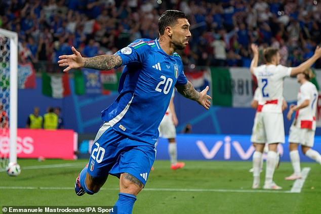 Italy's last-minute equalizer secured second place in Group B