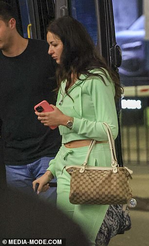 She also carried a Gucci handbag
