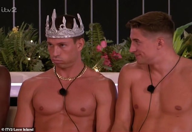At first, Joey seemed annoyed at the idea of ​​dating someone new, before meeting Jessy, still topless and wearing a crown after the show's Heart Rate Challenge.