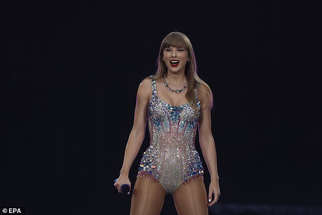 “To be able to go out there and be an artist at that level,” Jason said of Swift's 45-song set