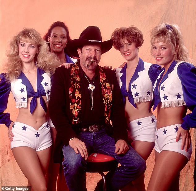 Friedman poses with four unidentified members of the Dallas Cowboy Cheerleaders backstage during the Farm Aid benefit concert at Texas Stadium, Dallas, Texas, March 14, 1992