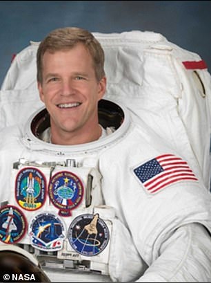 Guillermo Söhnlein travels to Dean's Blue Hole with former astronaut Scott Parazynski (pictured)
