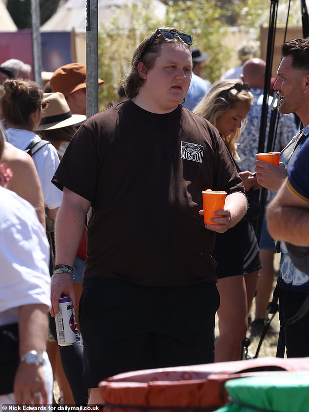 Lewis Capaldi also enjoyed the festival as he chatted with friends and enjoyed an ice-cold drink