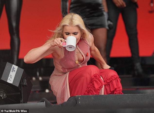 Still recovering, Paloma made sure to drink tea throughout the set to soothe her sore throat