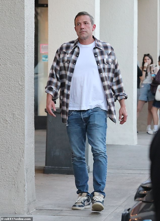 Ben Affleck was spotted without a wedding ring again on Sunday after rumors of marital problems with Jennifer Lopez