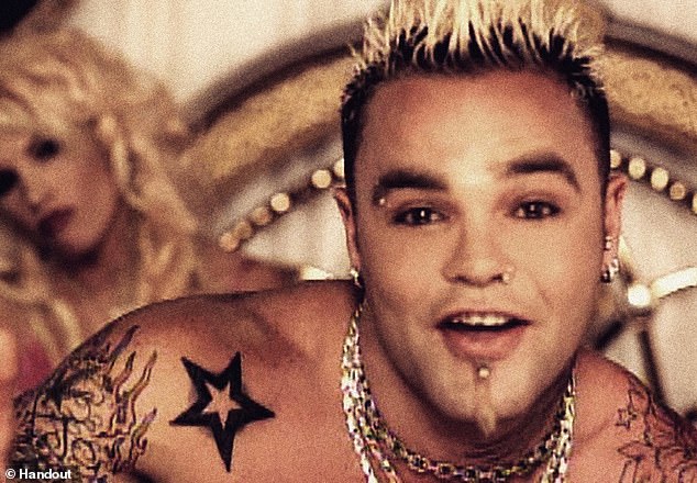 Shifty Shellshock from Crazy Town dies at the age of 49: singer - who struggled with substance abuse over the years - dies - (depicted in the film fragment of the 1999 hit Butterfly)